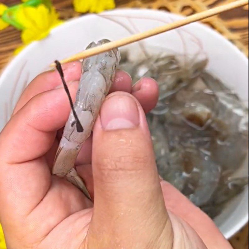 Step 1 Prep the shrimp for Cà Mau grilled shrimp