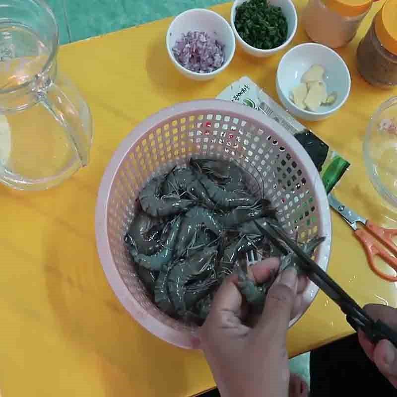 Step 1 Prepare the shrimp for Seaweed Soup with Fresh Shrimp