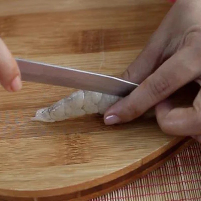 Step 1 Prepare the shrimp for Thai-style stir-fried noodles