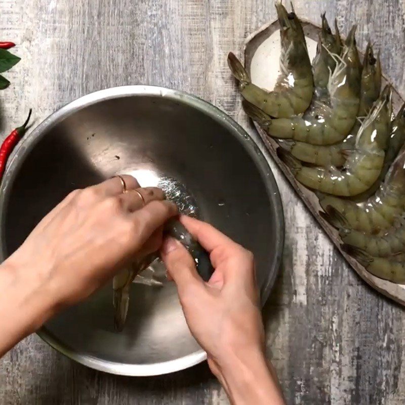 Step 1 Prepare the shrimp Shrimp with bay leaves