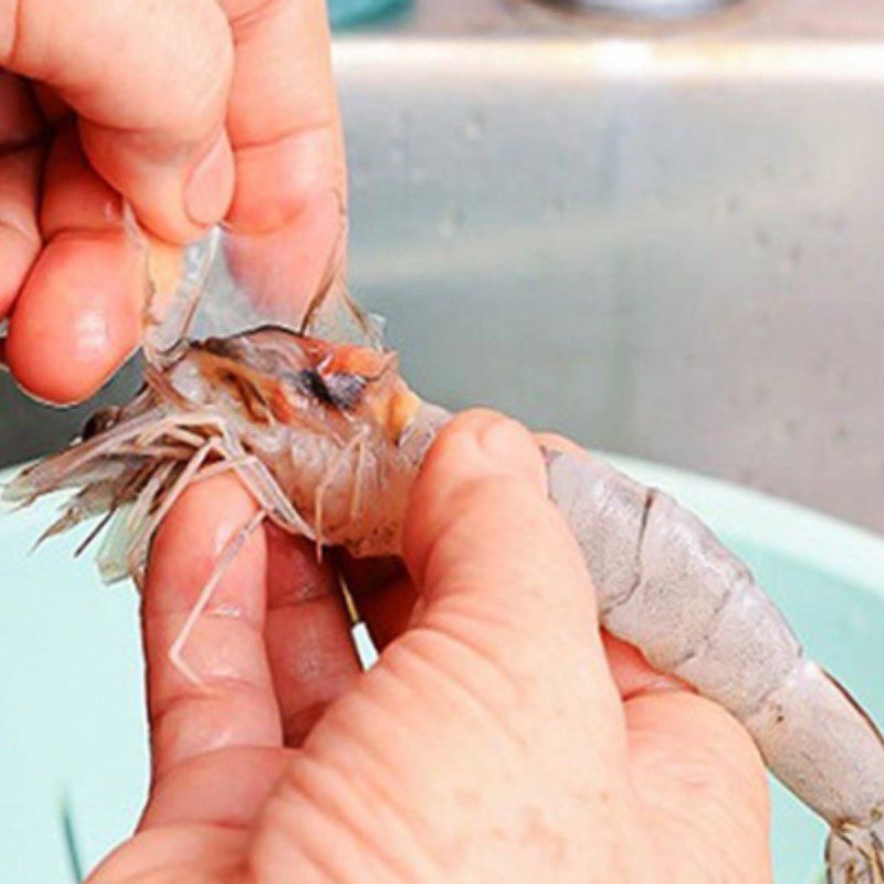 Step 1 Prepare the shrimp for Thai-style stir-fried noodles