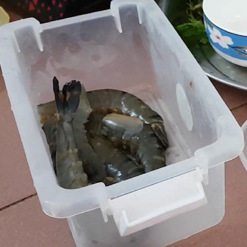 Step 1 Prepare the shrimp for sour soup with shrimp and water lily