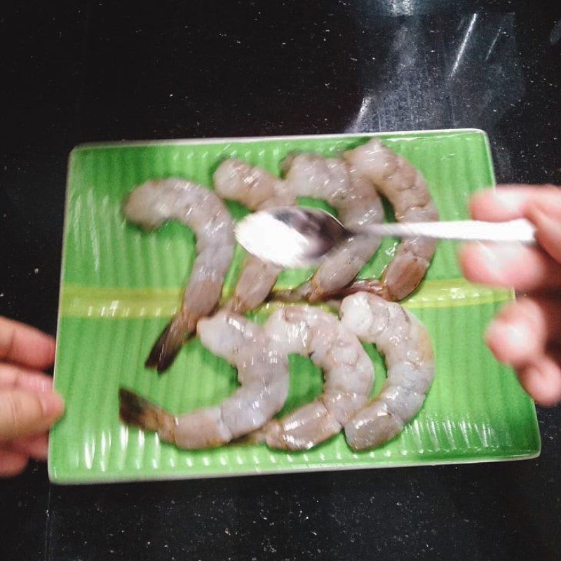 Step 1 Prepare the shrimp for shrimp wrapped in fried potatoes using an air fryer