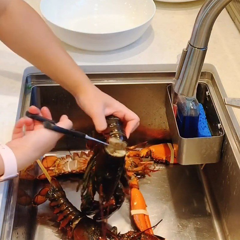 Step 1 Prepare the lobster Lobster with Tamarind Sauce