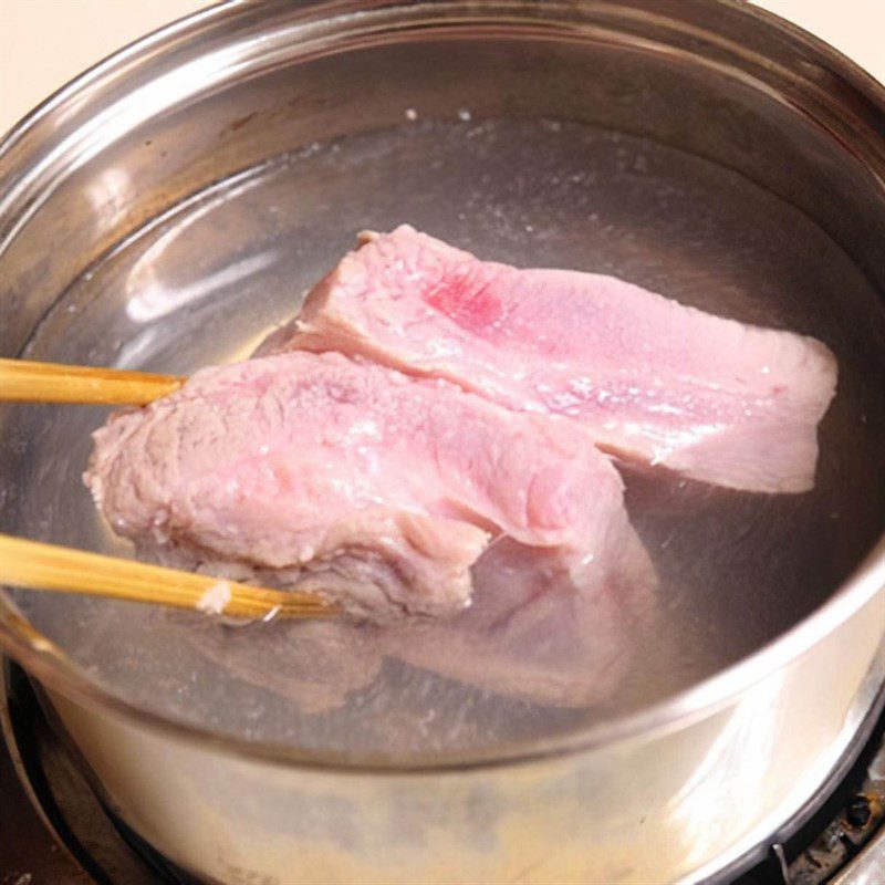 Step 2 Prepare shrimp and pork Fresh jellyfish noodle