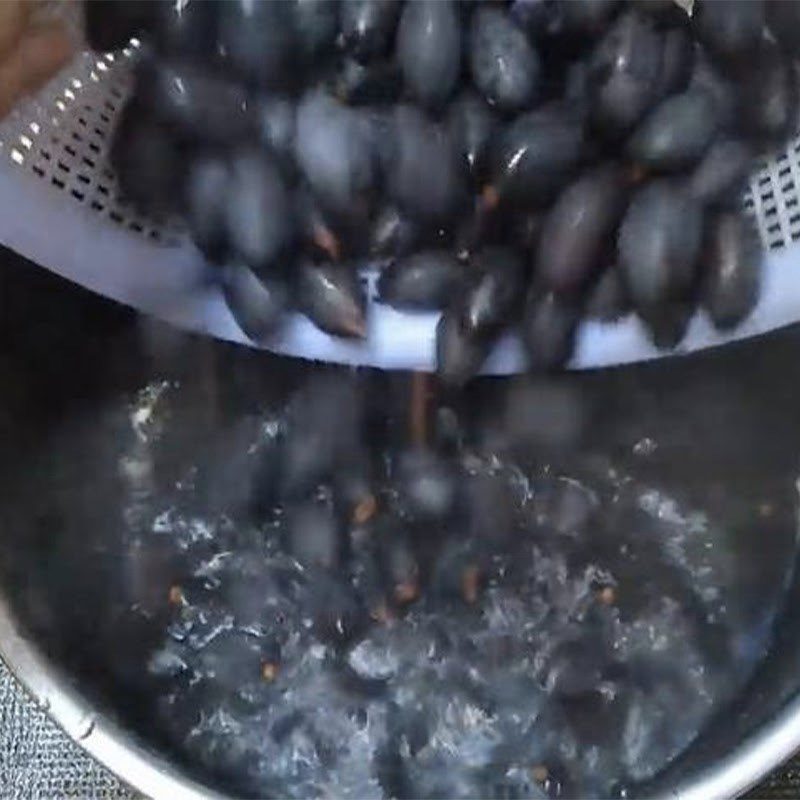 Step 1 Prepare the starfruit for salted starfruit