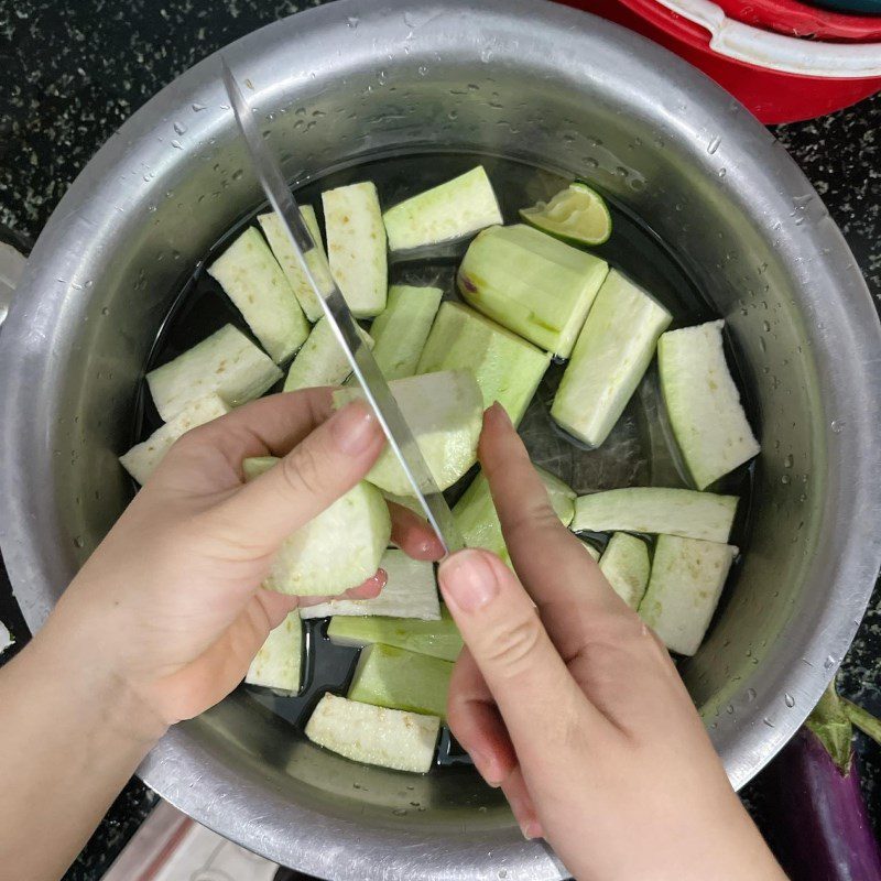 Step 1 Preparation and marination of ingredients for stir-fried eggplant with minced meat