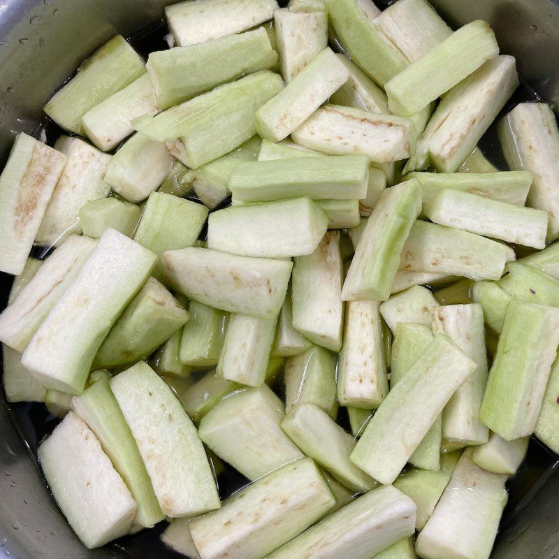 Step 1 Prepare and marinate ingredients for eggplant stir-fry with minced meat