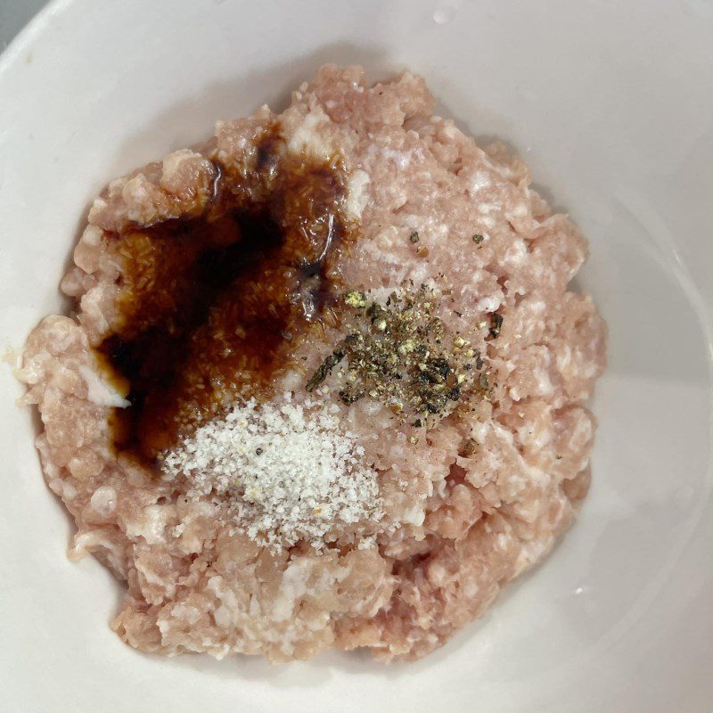 Step 1 Prepare and marinate ingredients for eggplant stir-fry with minced meat