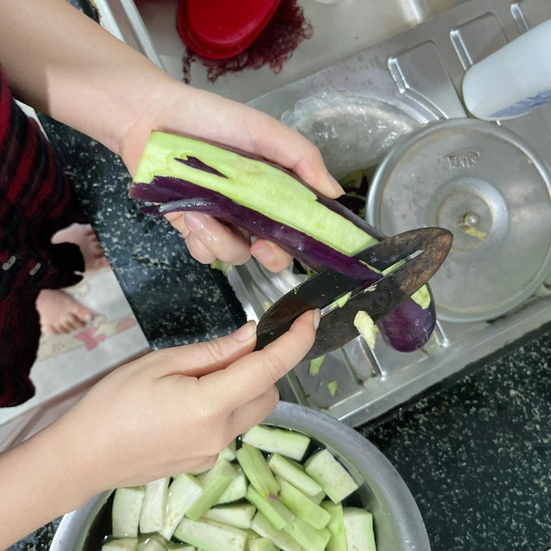 Step 1 Preparation and marination of ingredients for stir-fried eggplant with minced meat