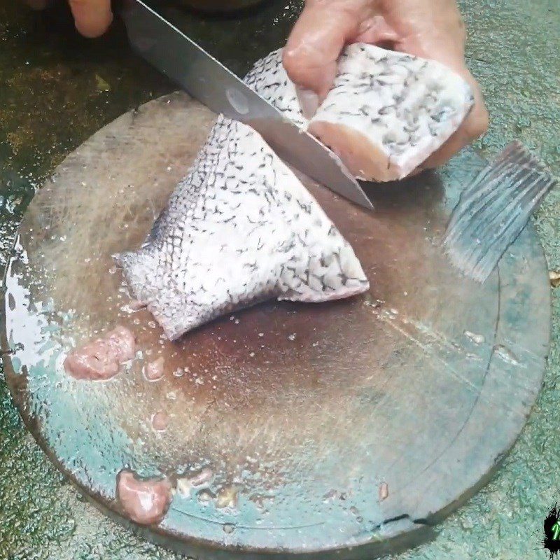 Step 1 Prepare the elephant ear fish Fried elephant ear fish cooked with sour soup