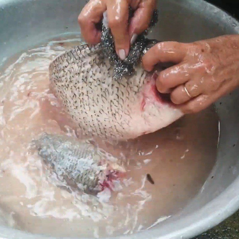 Step 1 Prepare the elephant ear fish Fried elephant ear fish cooked with sour soup