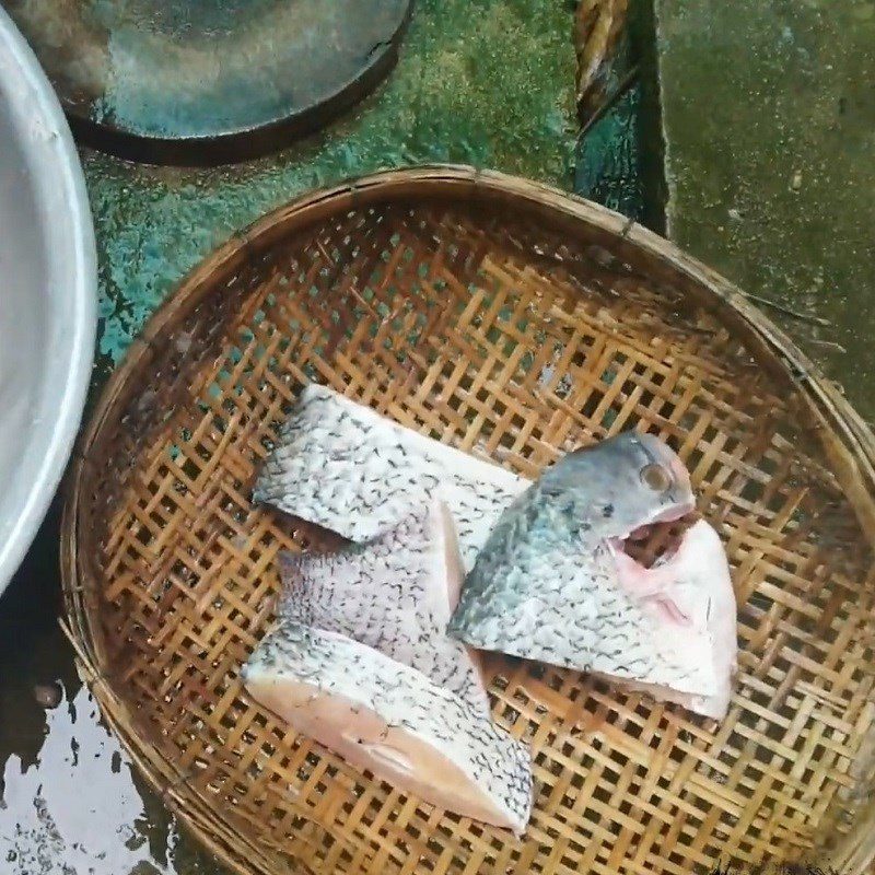 Step 1 Prepare the elephant ear fish Fried elephant ear fish cooked with sour soup