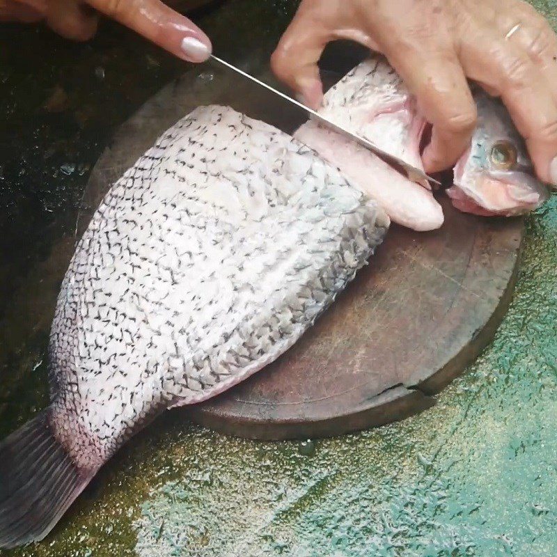 Step 1 Prepare the elephant ear fish Fried elephant ear fish cooked with sour soup