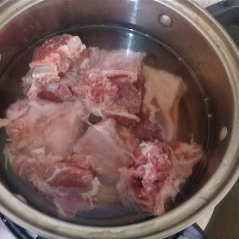 Step 2 Prepare and blanch beef bones Lotus root soup with beef bones