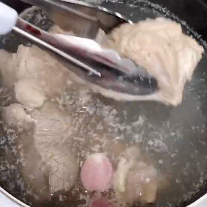 Step 1 Preparation and blanching beef for pho (cooked with pho spice packet)