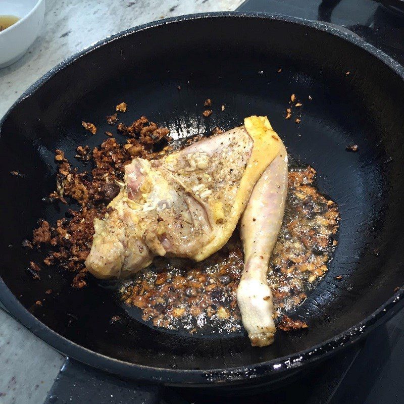 Step 1 Prepare and fry the chicken for spicy chicken hotpot (recipe shared by users)