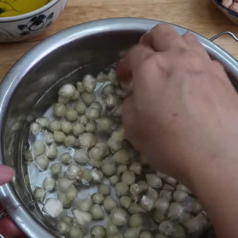 Step 2 Prepare and pound the ingredients for Quang noodles with shrimp and pork