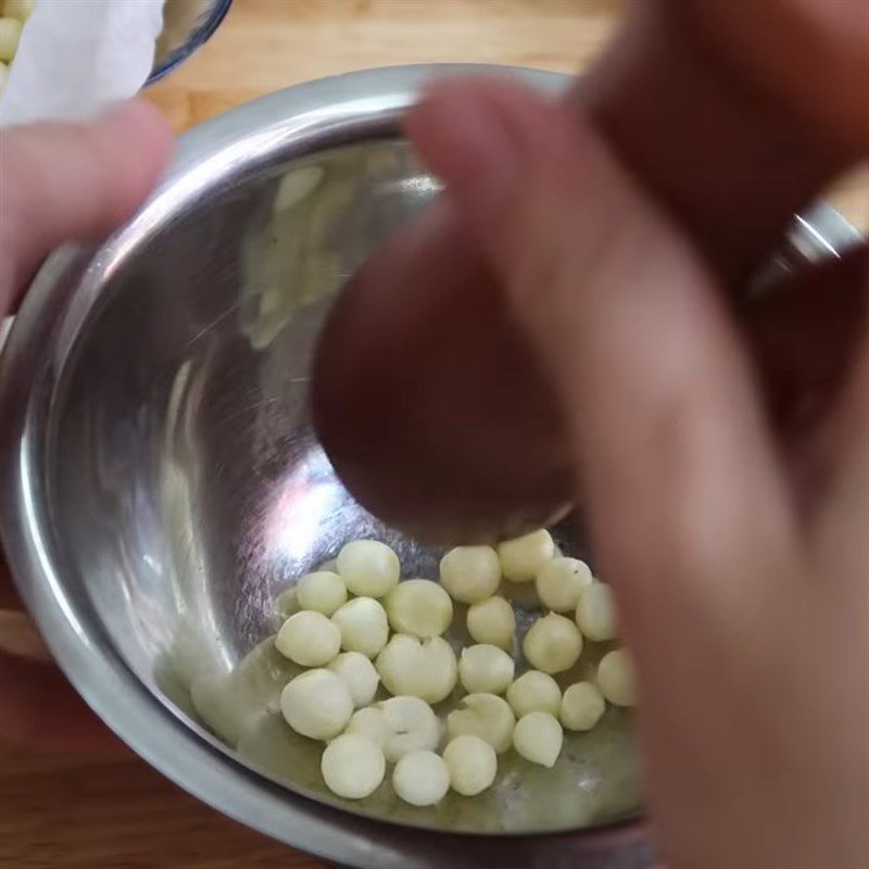 Step 2 Prepare and pound the ingredients for Quang noodles with shrimp and pork