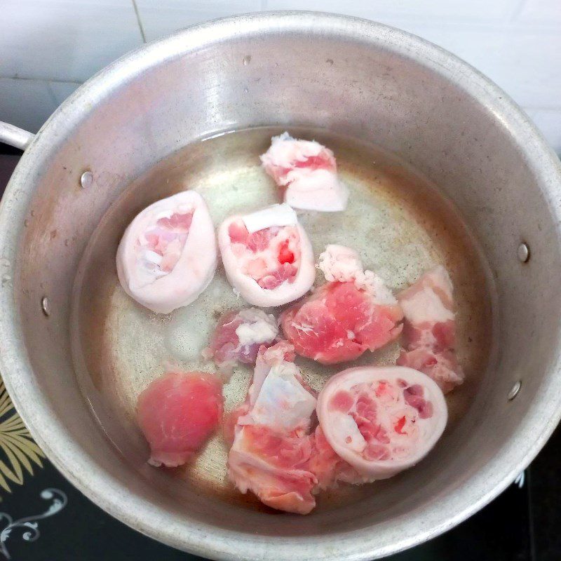 Step 1 Prepare and simmer the pork leg Banana Flower Cooked with Pork Leg (recipe shared by a user)