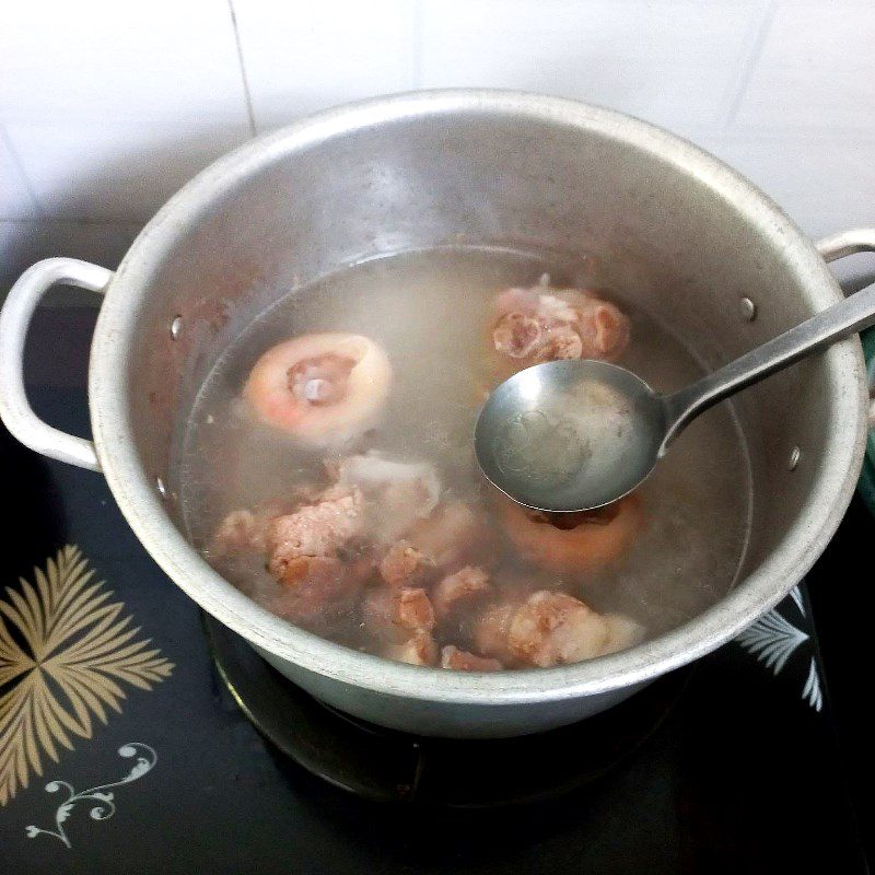 Step 1 Prepare and simmer pig trotters with banana flowers (recipe shared by user)