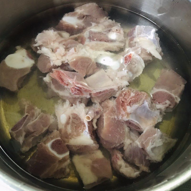 Step 2 Prepare and simmer the pork ribs Broccoli soup with pork ribs