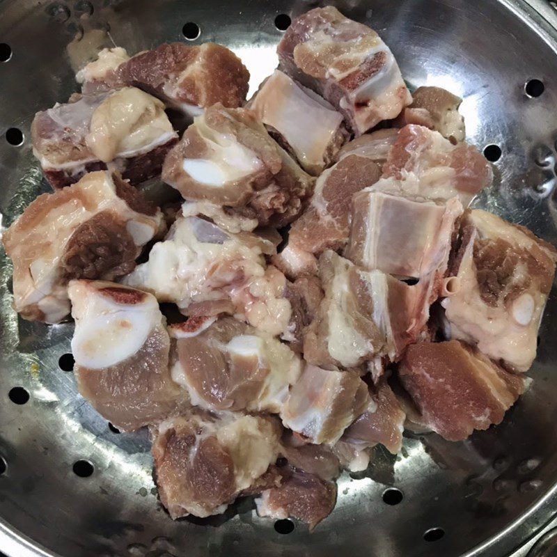 Step 2 Prepare and simmer the pork ribs Broccoli soup with pork ribs