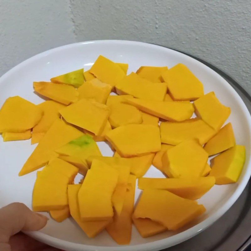 Step 1 Prepare and steam the pumpkin for pumpkin floating rice cake