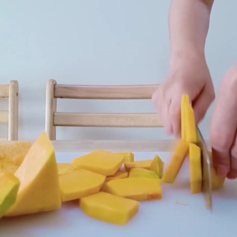 Step 1 Prepare and steam the pumpkin for pumpkin floating rice cake