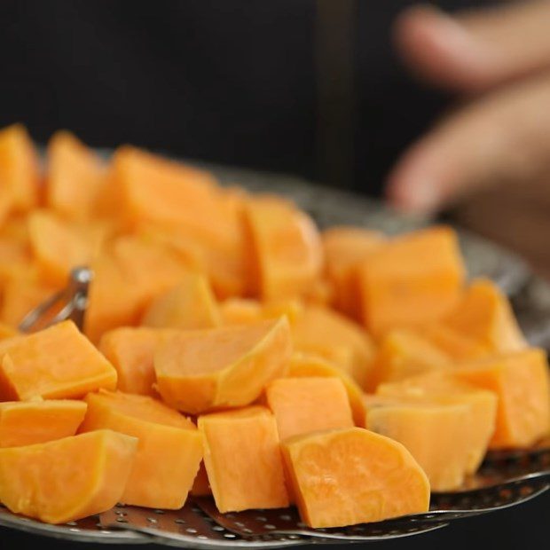 Step 1 Prepare and steam sweet potatoes Mashed sweet potatoes