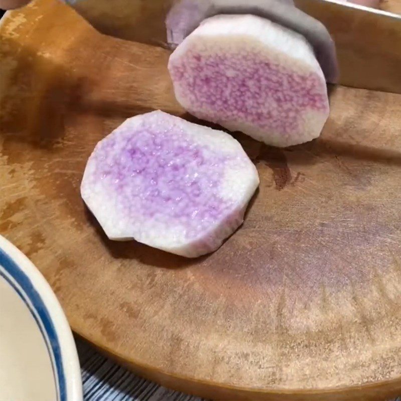 Step 1 Prepare and steam purple sweet potatoes Fried purple sweet potato cake with quail eggs