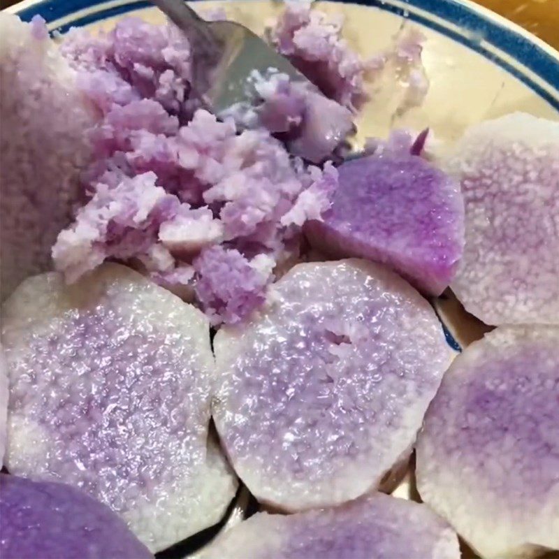 Step 1 Prepare and steam purple sweet potatoes Fried purple sweet potato cake with quail eggs