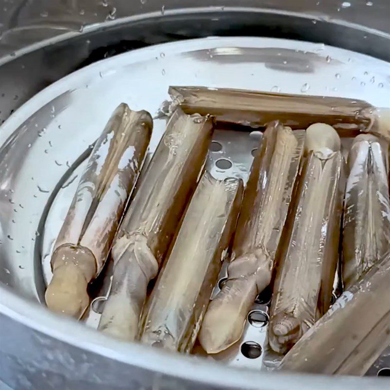 Step 1 Prepare and steam razor clams Stir-Fried Razor Clams with Water Spinach Noodles