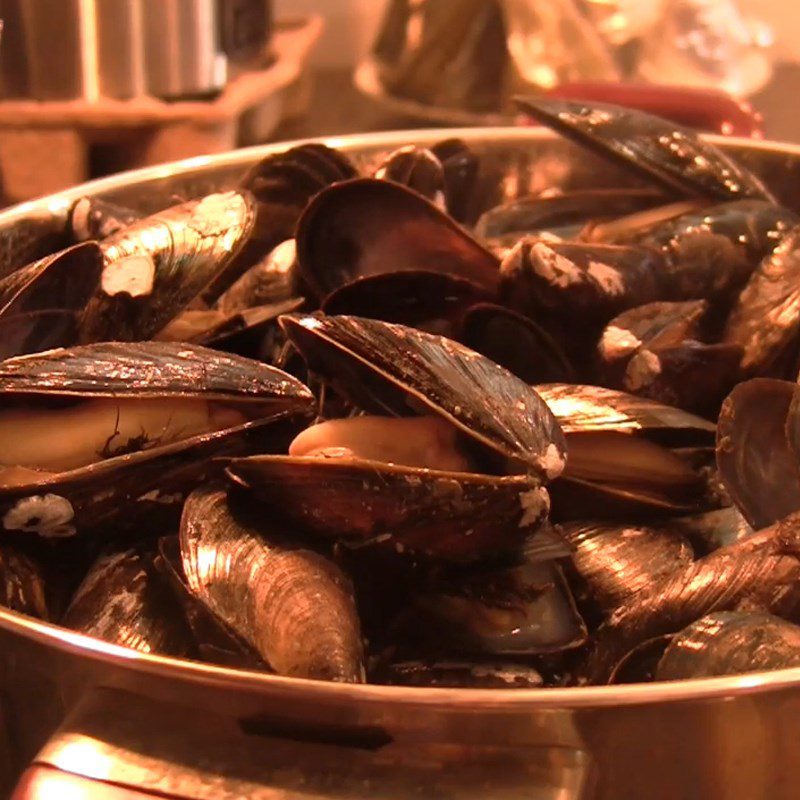 Step 1 Prepare and steam the mussels Stir-fried Mussels with Butter and Garlic