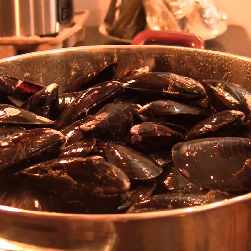 Step 1 Prepare and steam the mussels Stir-fried Mussels with Butter and Garlic