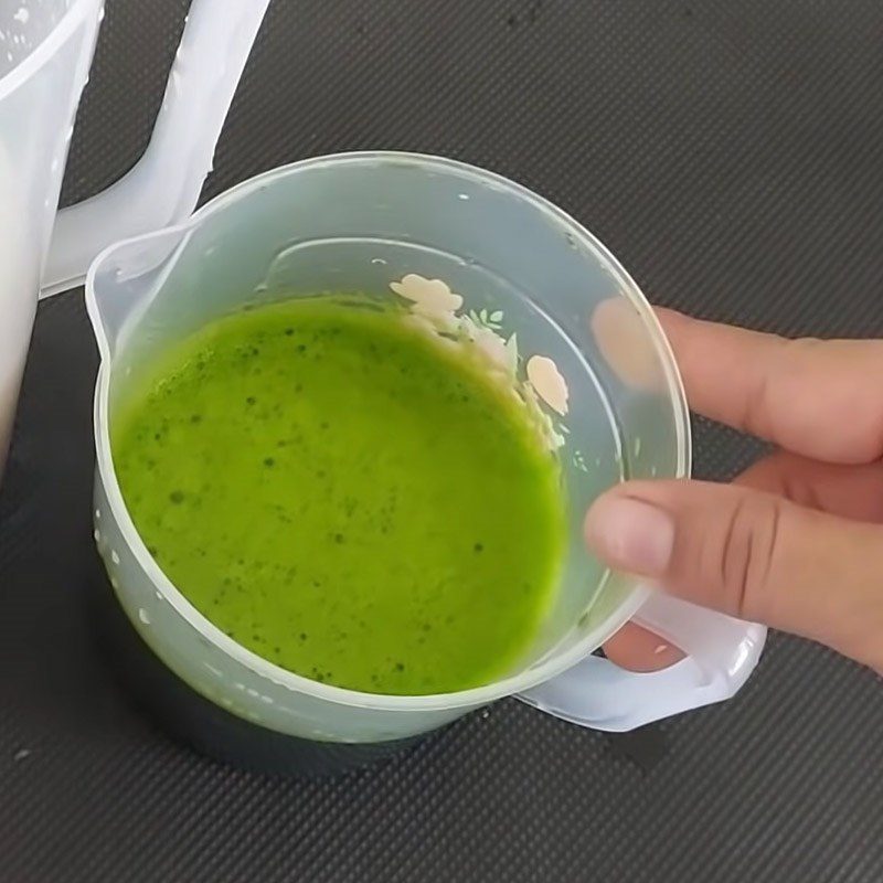 Step 1 Prepare and extract pandan leaf juice for Sticky Rice with Mung Beans