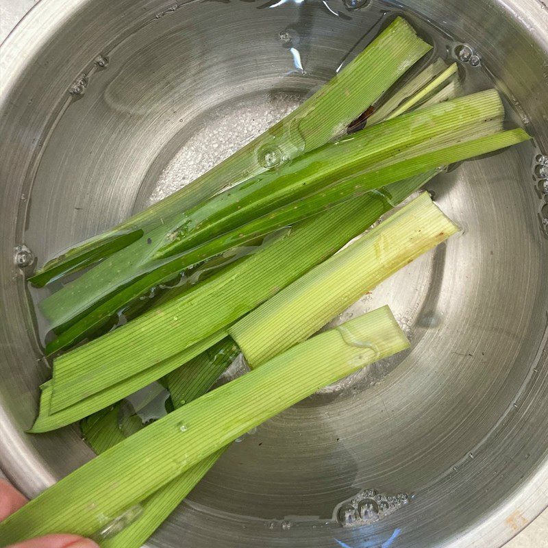 Step 1 Prepare and extract pandan leaf juice for pandan cupcakes