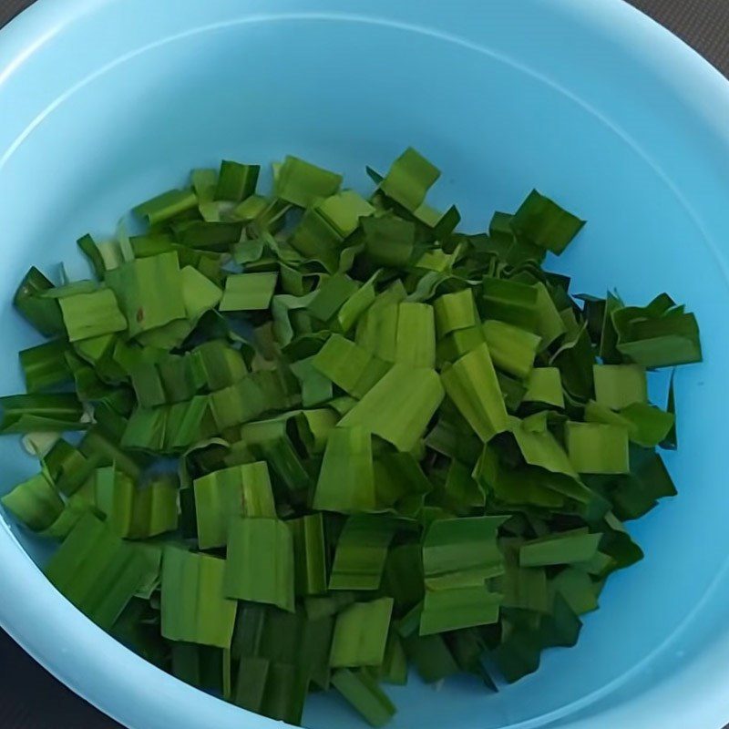 Step 1 Prepare and extract pandan leaf juice for Sticky Rice with Mung Beans