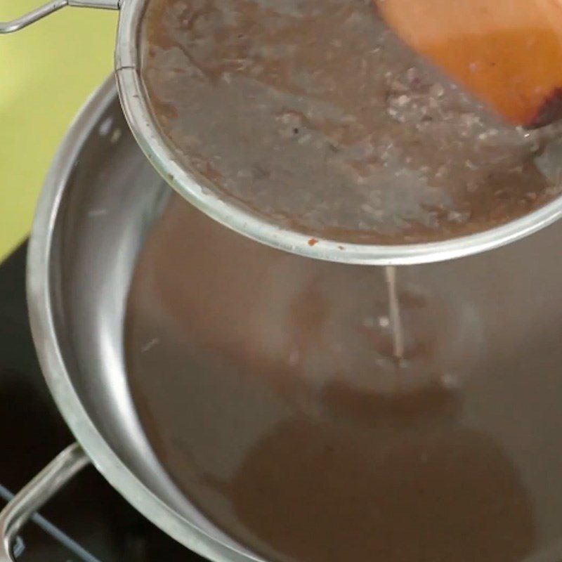 Step 2 Prepare and filter freshwater crab broth for crab cake