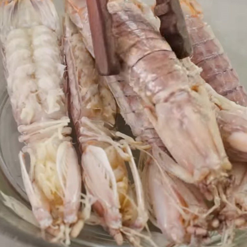 Step 1 Prepare and boil mantis shrimp Bun Be Be (mantis shrimp)