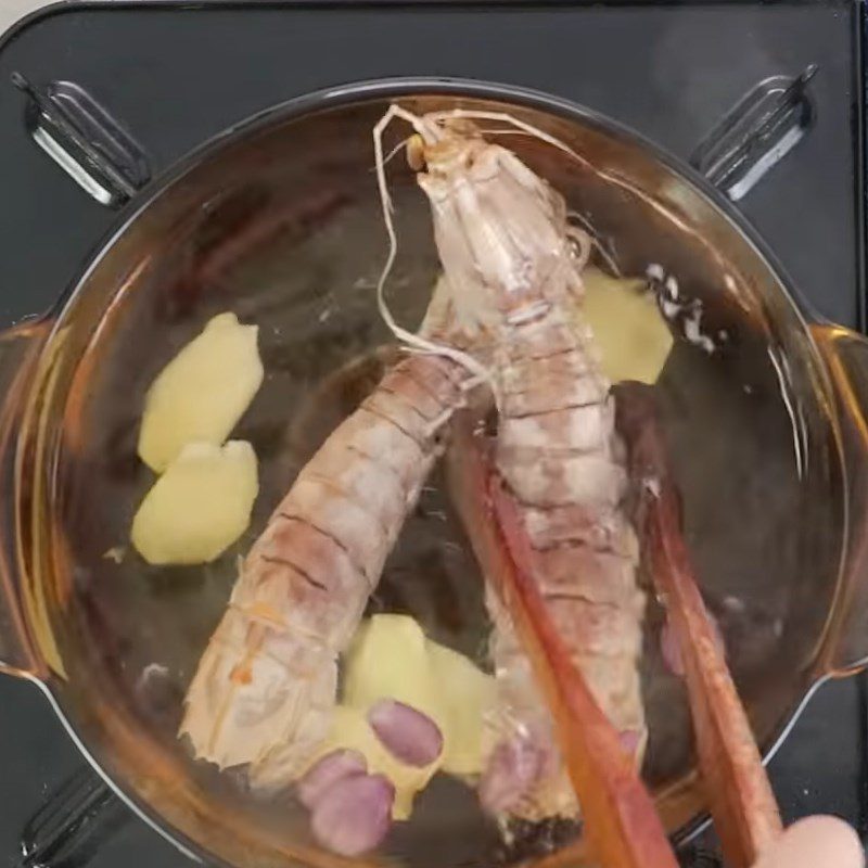 Step 1 Prepare and boil mantis shrimp Bun Be Be (mantis shrimp)