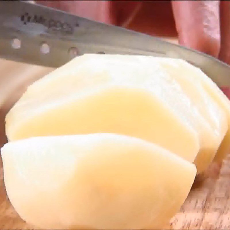 Step 1 Prepare and boil the potatoes Mashed potatoes mixed with meat