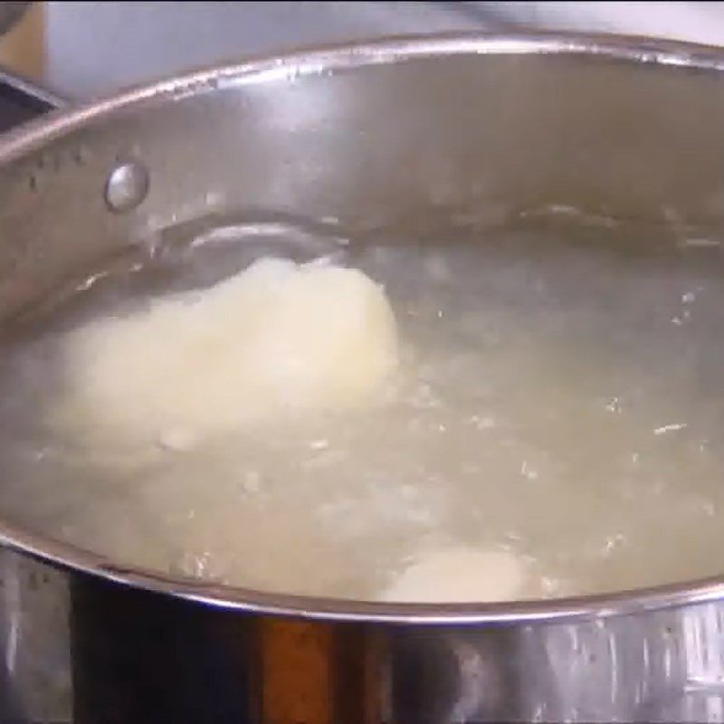 Step 1 Prepare and boil the potatoes Mashed potatoes mixed with meat