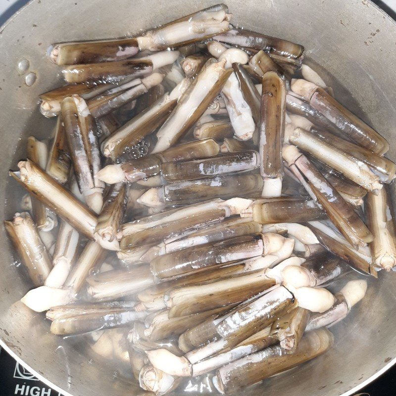 Step 1 Processing and boiling razor clams Stir-fried Razor Clams with Satay (recipe shared by a user)