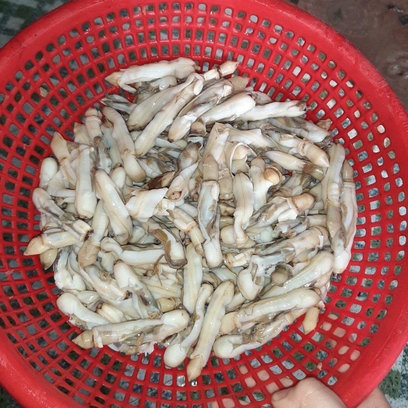 Step 1 Processing and boiling razor clams Stir-fried Razor Clams with Satay (recipe shared by a user)