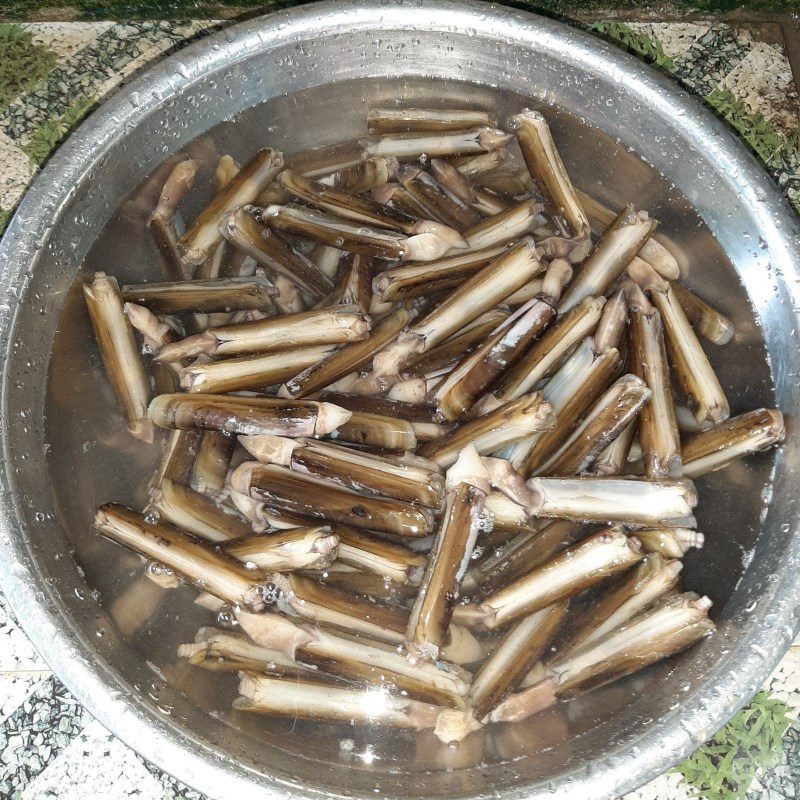 Step 1 Processing and boiling razor clams Stir-fried Razor Clams with Satay (recipe shared by a user)