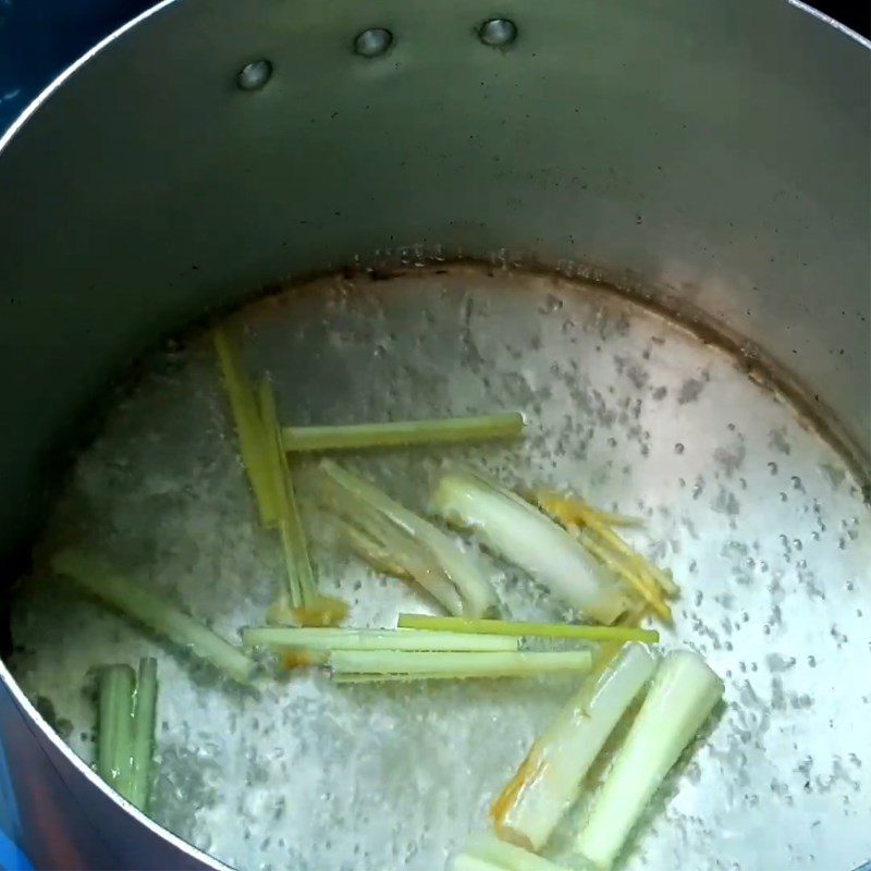 Step 1 Prepare and boil scallops Grilled scallops with onion oil