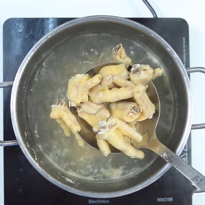 Step 1 Prepare and Boil the Chicken Feet Chicken Feet Stir-Fried with Vinegar and Chili