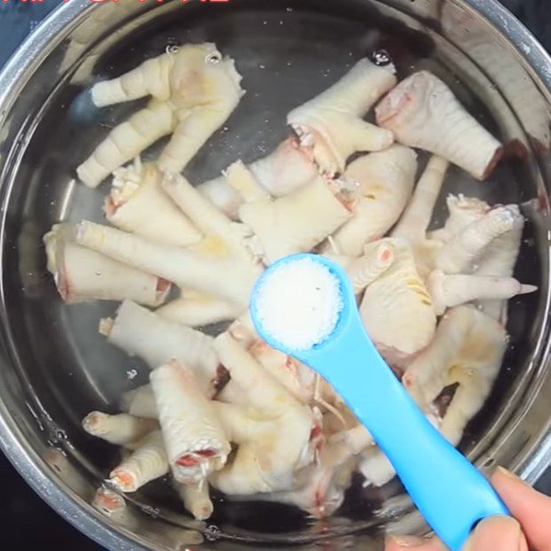 Step 1 Prepare and Boil the Chicken Feet Chicken Feet Stir-Fried with Vinegar and Chili