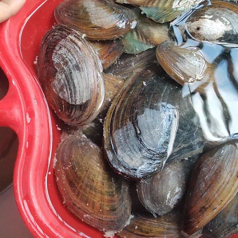 Step 1 Prepare and boil the clams for Clam soup with spinach